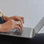 Cyberprzemoc wobec rodziców dzieci z niepełnosprawnościami – o hejcie, rozliczaniu i społecznym pomijaniu